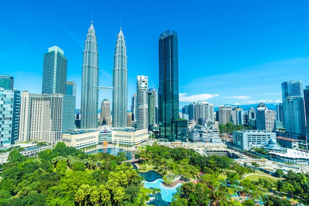 Foto gratuita hermosa arquitectura exterior del edificio en la ciudad de kuala lumpur en malasia