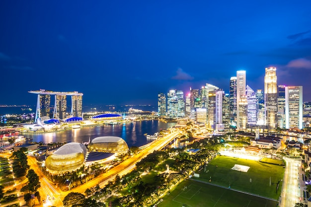 Hermosa arquitectura exterior del edificio de la ciudad de singapur