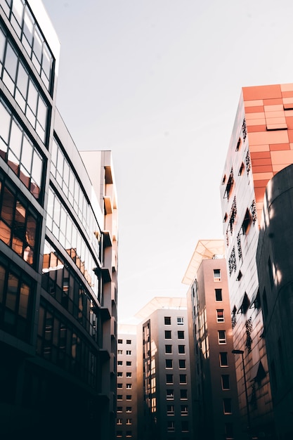 Hermosa arquitectura de Marsella, Francia, con altos edificios de negocios y cielo blanco