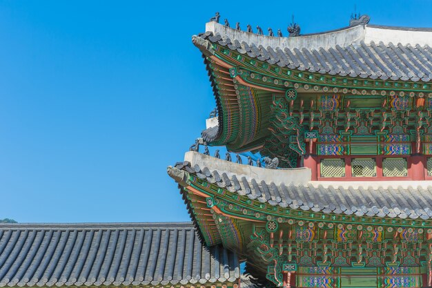 Hermosa arquitectura en el Palacio de Gyeongbokgung en la ciudad de Seúl