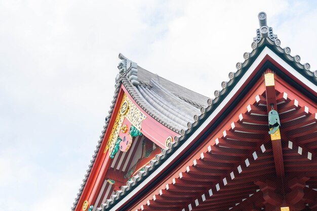 Hermosa arquitectura en el templo de Sensoji alrededor del área de Asakusa en Japón