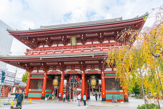 Hermosa arquitectura en el templo de Sensoji alrededor del área de Asakusa en Japón