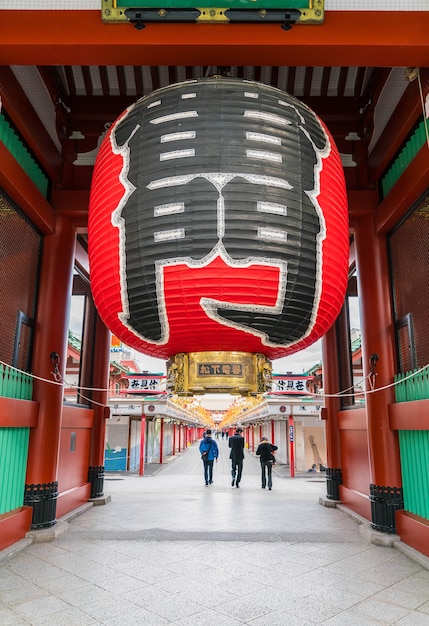 Hermosa arquitectura en el templo de Sensoji alrededor del área de Asakusa en Japón