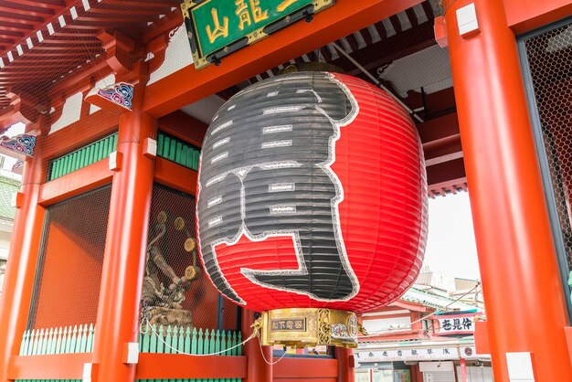 Hermosa arquitectura en el templo de Sensoji alrededor del área de Asakusa en Japón