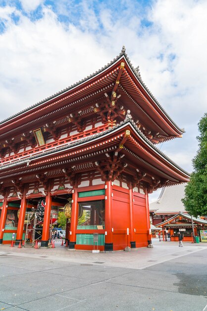 Hermosa arquitectura en el templo de Sensoji alrededor del área de Asakusa en Japón