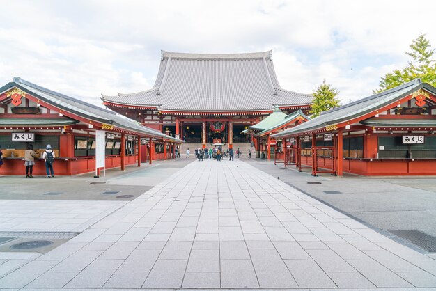 Hermosa arquitectura en el templo de Sensoji alrededor del área de Asakusa en Japón