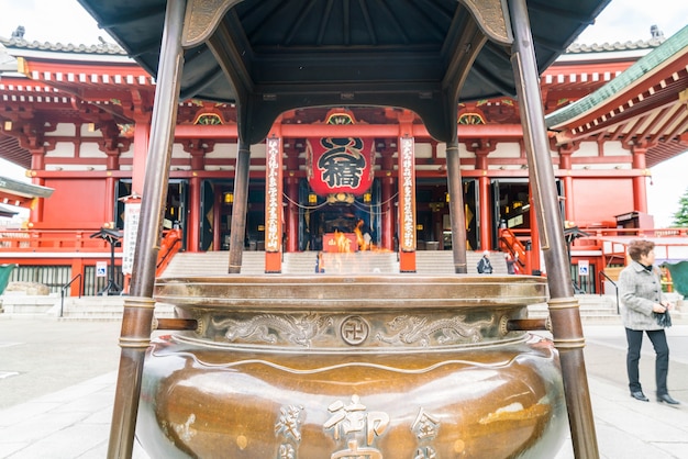 Hermosa arquitectura en el templo de Sensoji alrededor del área de Asakusa en Japón