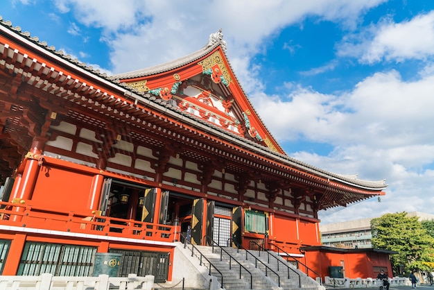 Hermosa arquitectura en el templo de Sensoji alrededor del área de Asakusa en Japón