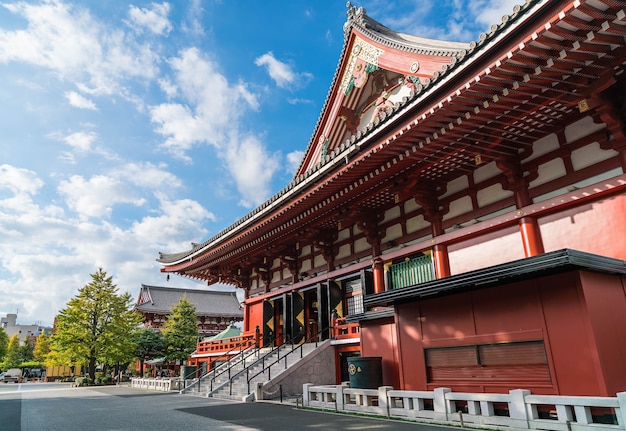 Hermosa arquitectura en el templo de Sensoji alrededor del área de Asakusa en Japón