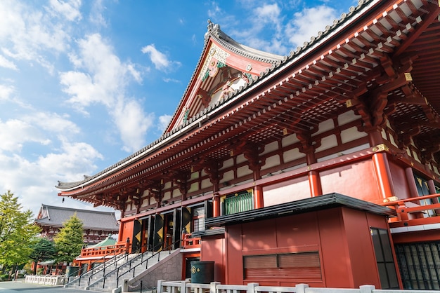 Hermosa arquitectura en el templo de Sensoji alrededor del área de Asakusa en Japón