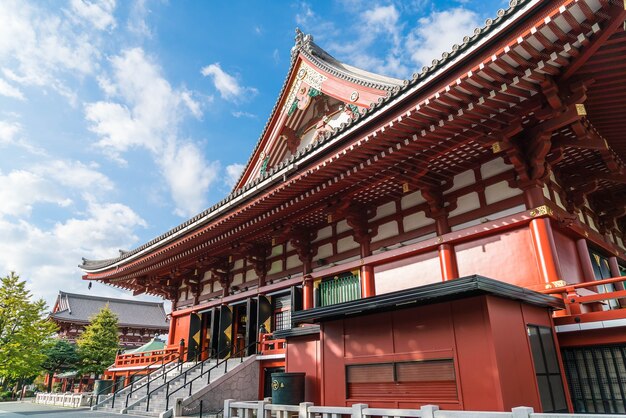 Hermosa arquitectura en el templo de Sensoji alrededor del área de Asakusa en Japón