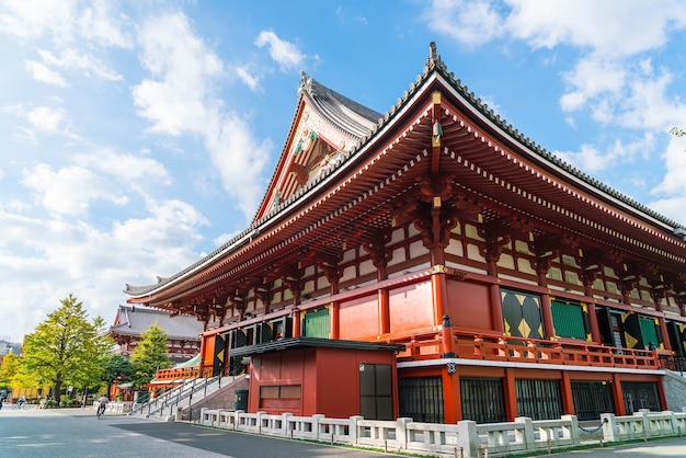 Hermosa arquitectura en el templo de Sensoji alrededor del área de Asakusa en Japón