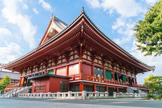 Hermosa arquitectura en el templo de Sensoji alrededor del área de Asakusa en Japón