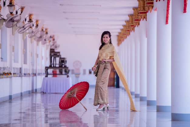 Hermosa asiática con expresión de bienvenida. Belleza fantasía mujer tailandesa.