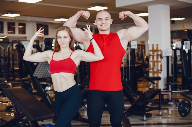 Una hermosa y atlética chica deportiva entrenamiento en el gimnasio con un amigo