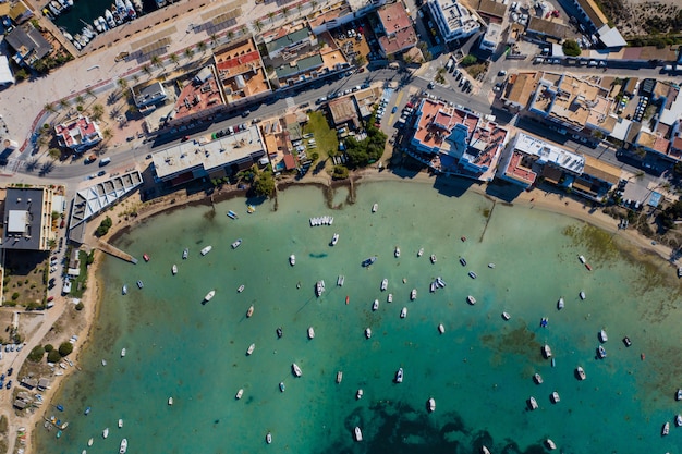 Hermosa bahía turquesa en Formentera