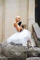 Foto gratuita hermosa bailarina acariciando gato negro