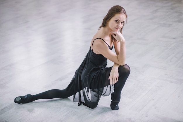 Foto gratuita hermosa bailarina en estudio