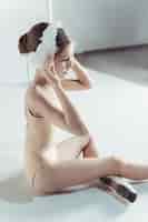 Foto gratuita hermosa bailarina con un vendaje de cisne blanco en la cabeza