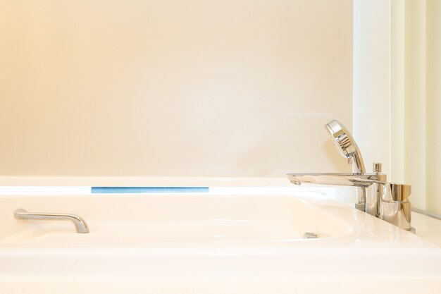 Hermosa bañera blanca con decoración interior de baño.