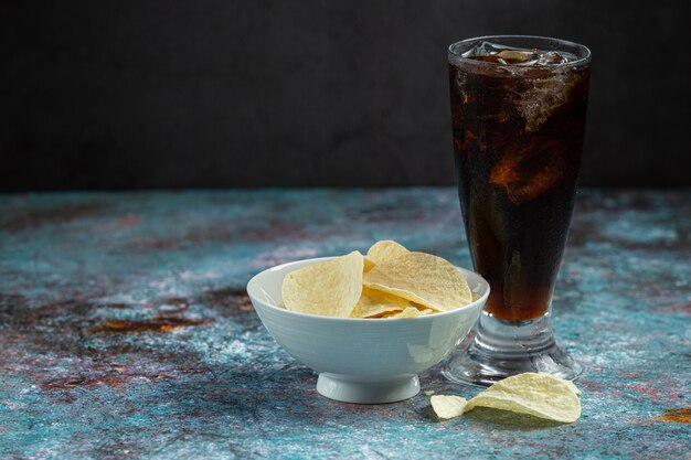 Hermosa bebida fría de cola con cubitos de hielo