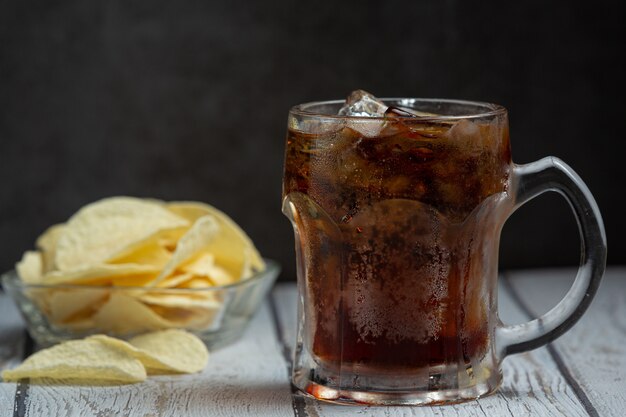 Hermosa bebida fría de cola con cubitos de hielo