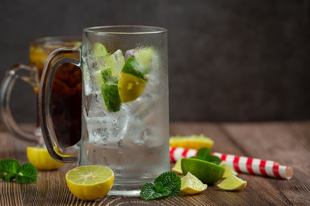 Hermosa bebida fría de cola con cubitos de hielo