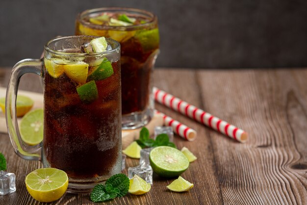 Hermosa bebida fría de cola con cubitos de hielo