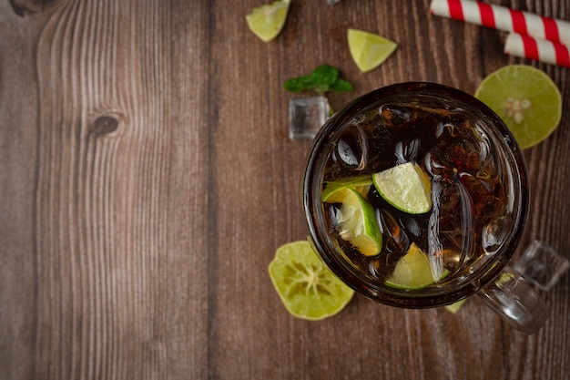 Hermosa bebida fría de cola con cubitos de hielo