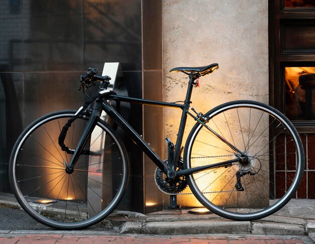 Hermosa bicicleta negra con detalles dorados