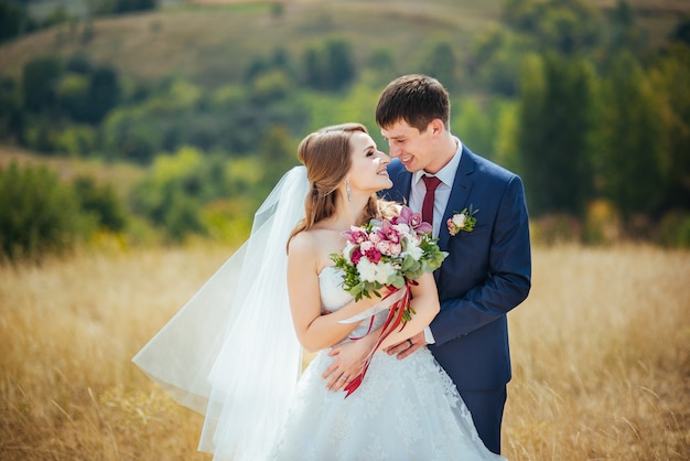 Hermosa boda caminar en la naturaleza Ucrania Sumy