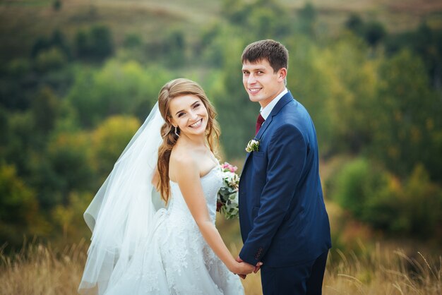 Hermosa boda caminar en la naturaleza Ucrania Sumy