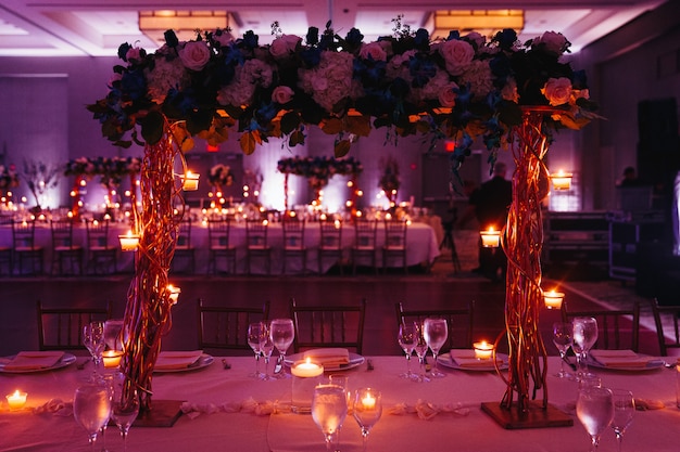 Hermosa boda decorada en rosa que sirve con centro de mesa y velas encendidas