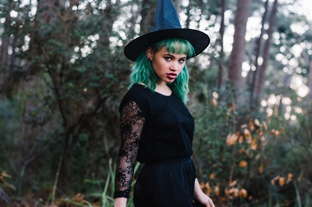Hermosa bruja en el bosque