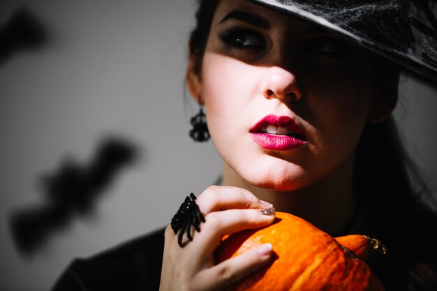 Hermosa bruja con calabaza