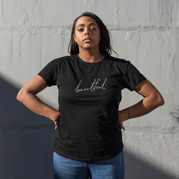 Hermosa camiseta negra para mujer, ropa de calle simple, sesión al aire libre.