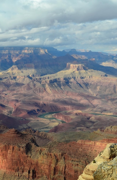 Hermosa captura del borde sur del Gran Cañón