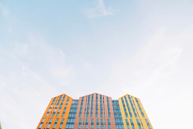 Hermosa casa colorida bajo el cielo azul