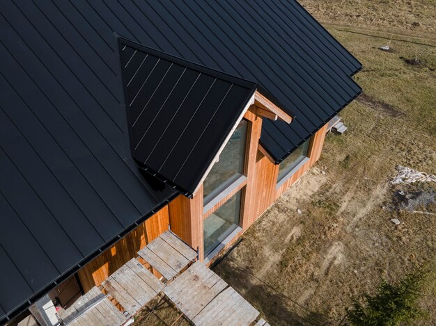 Hermosa casa de madera de alto ángulo con techo nuevo