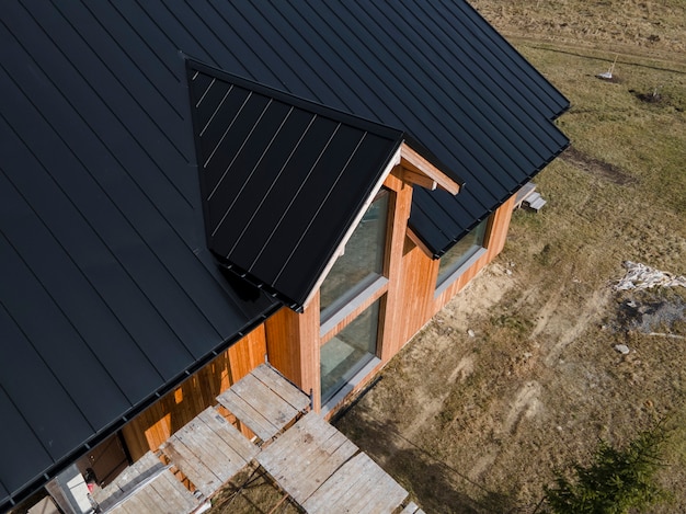 Hermosa casa de madera de alto ángulo con techo nuevo
