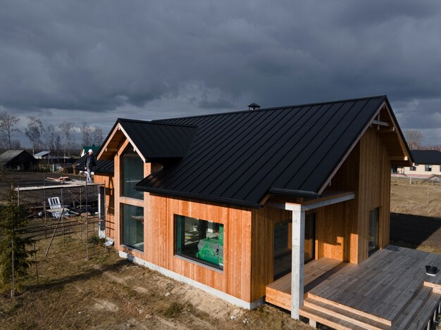 Hermosa casa de madera con grandes ventanales