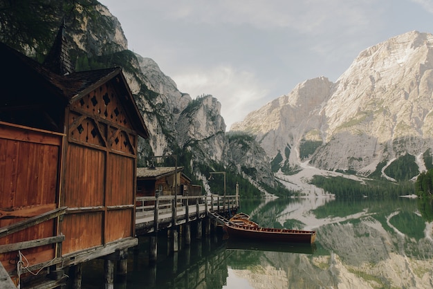 Foto gratuita hermosa casa de madera junto al lago en algún lugar de los dolomitas italianos