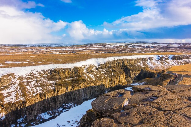 Hermosa cascada famosa en Islandia, temporada de invierno.