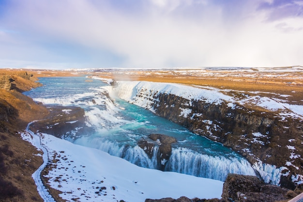 Hermosa cascada famosa en Islandia, temporada de invierno.