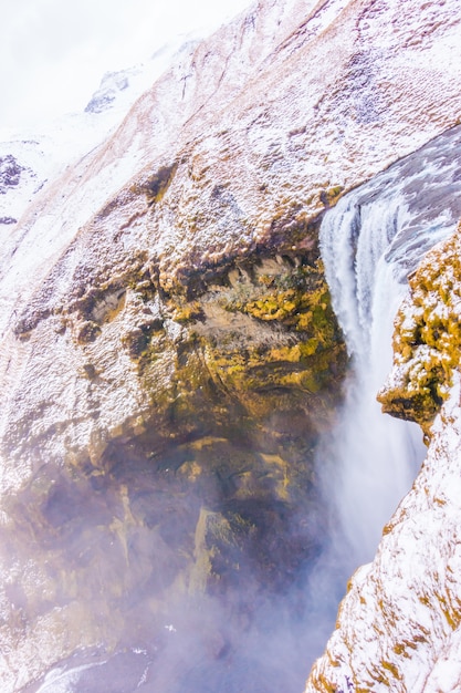 Hermosa cascada famosa en Islandia, temporada de invierno.