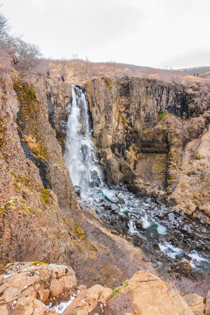 Hermosa cascada famosa en Islandia, temporada de invierno.