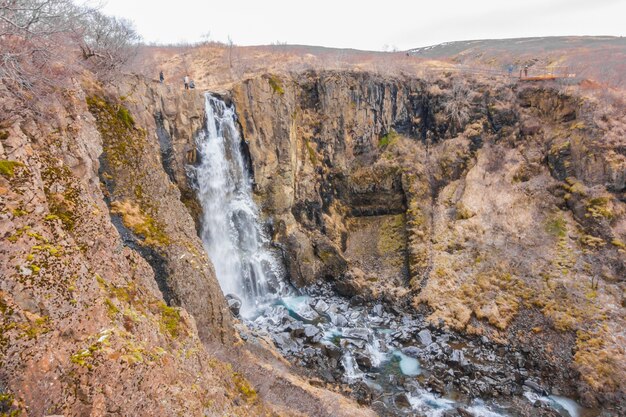 Hermosa cascada famosa en Islandia, temporada de invierno.