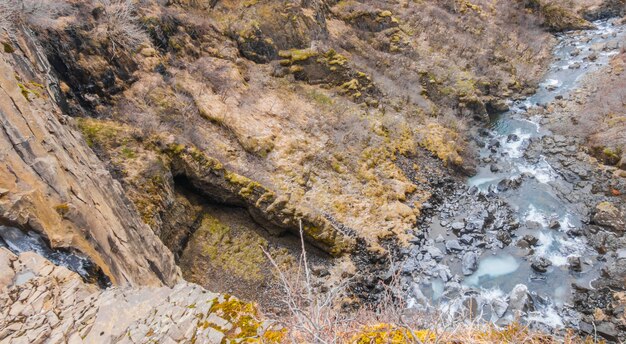 Hermosa cascada famosa en Islandia, temporada de invierno.