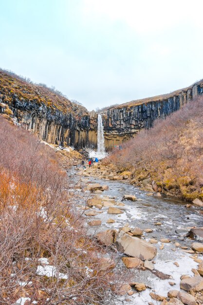 Hermosa cascada famosa en Islandia, temporada de invierno.