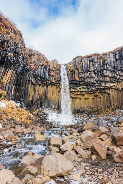 Hermosa cascada famosa en Islandia, temporada de invierno.